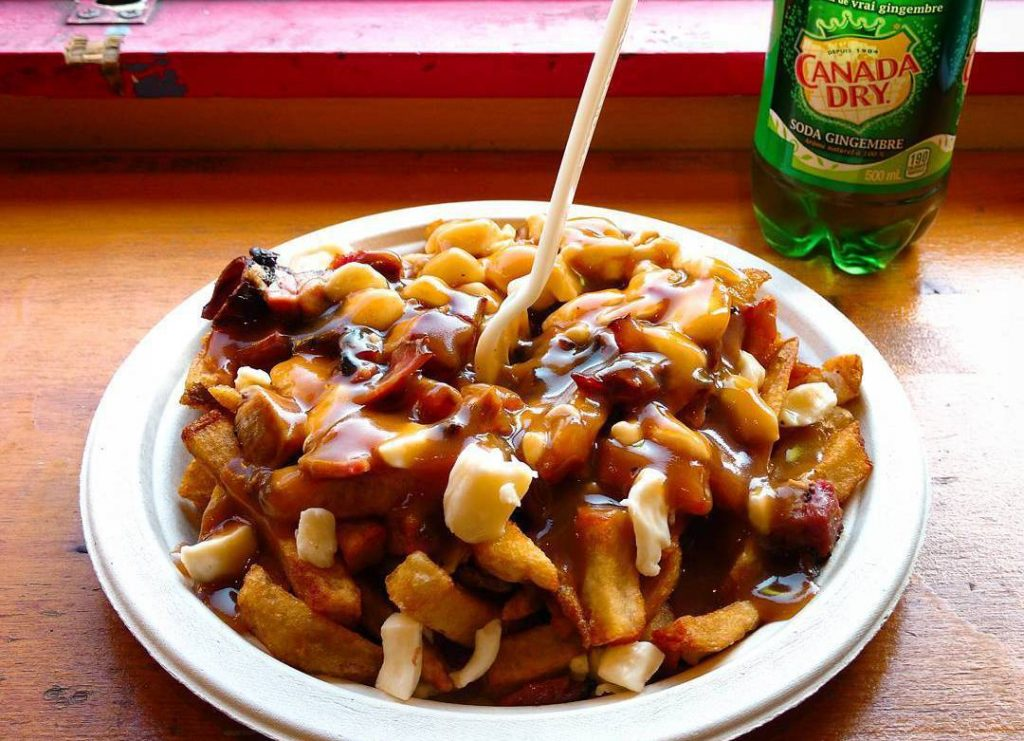 Poutine. Канадское блюдо Poutine. Канадский картофель Poutine.