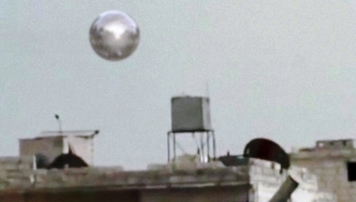 Шар висящий в воздухе. НЛО шар. НЛО В виде шара. Неопознанный летающий объект шар. Летающий металлический шар.