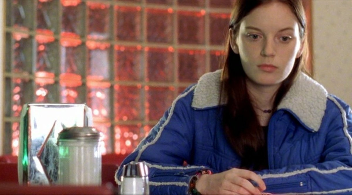 Актриса на эту роль подобрана соответствующего типажа - тонкая длинноволосая дева-эльф с большими глазами и необычными чертами лица.  Фото с просторов Яндекса.