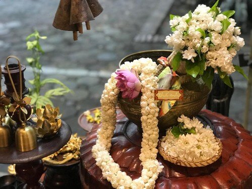 Алтарь красоты - особое место в вашем доме, которое принадлежит даже не вам, а вашей красоте! Она - хозяйка данного пространства вашего дома. Это место силы вашей красоты, место, где вы наслаждаетесь и наполняетесь своей женской силой.