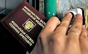 Для того чтобы инициировать процесс взыскания платежей, необходимо предоставить в ФССП ряд документов, в числе которых должно быть заявление, составленное в двух экземплярах. На одном из них в обязательном порядке проставляется штамп ФССП, а также дата принятия заявления и номер, присвоенный ему при регистрации.