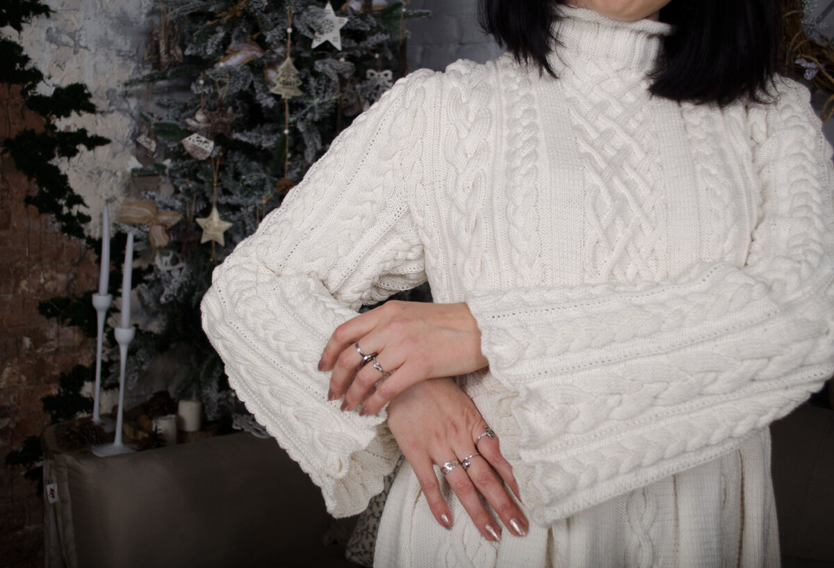 Рельефные араны выложены по всему полотну в четкие узоры. Красивый клешеный к кисти рукав, подчеркивает изящество руки.