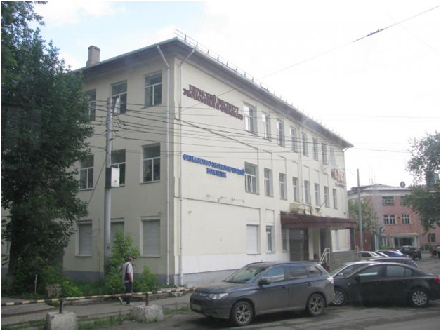 Здание поликлиники и техникума, в настоящее время Пермский экономический институт и экономический колледж, справа заводоуправление .