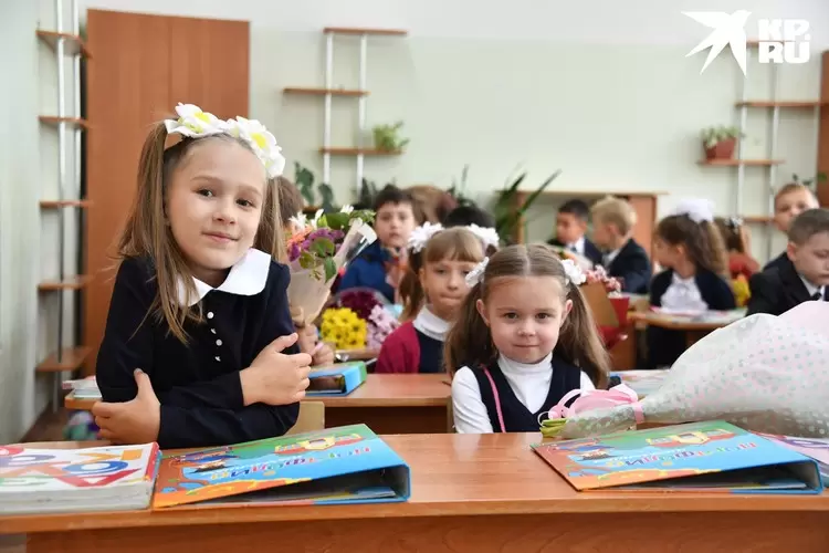 Первоклассники обычно все – «новенькие». Они еще не знают друг друга, не успели начать что-то делать вместе. 
Фото: Иван МАКЕЕВ