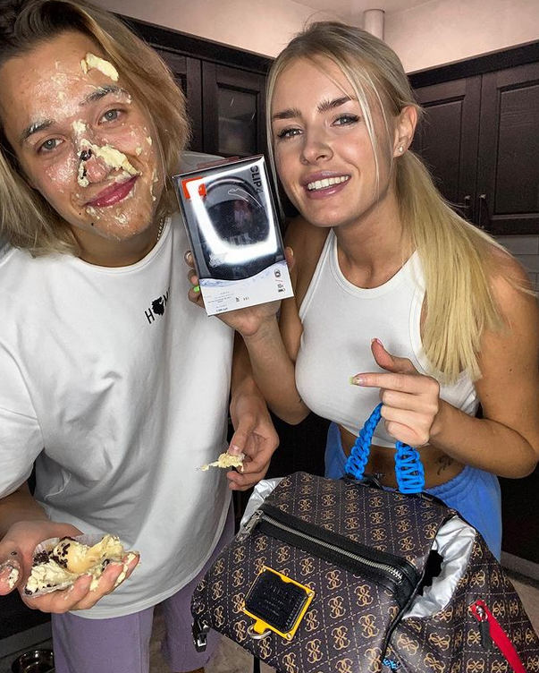 Happy birthday BOY🥂 Ты лучший💚
Лучший во всем!!! Я это знала,знаю и буду знать🐽
Тебе сегодня 21🤪🤪Аааааааааа 21 год - это лучшие,что могло с тобой случиться🤌🏻Это же раз в жизниииии блин😱
Вы*би этот Мир👋
Я в тебя верю👋
Спасибо родителям за тебя🙏За твоё воспитание и доброту🙏