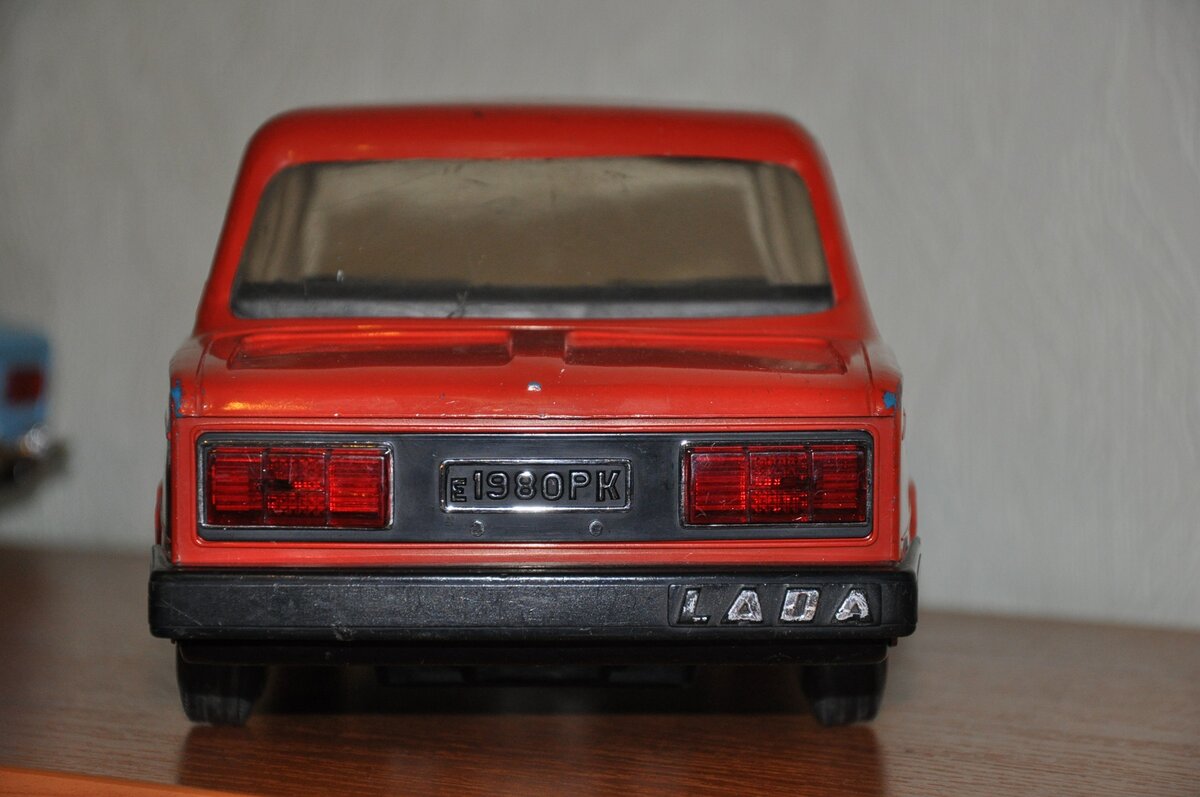 Задница стала гораздо выразительнее, чем у тройки. Подчеркну, что эти машинки старались поставить на конвейер так быстро, что "срисовывали" их с предсерийных прототипов Ваза. Именно поэтому мы наблюдаем странные бампера, черненый зад и т.п.