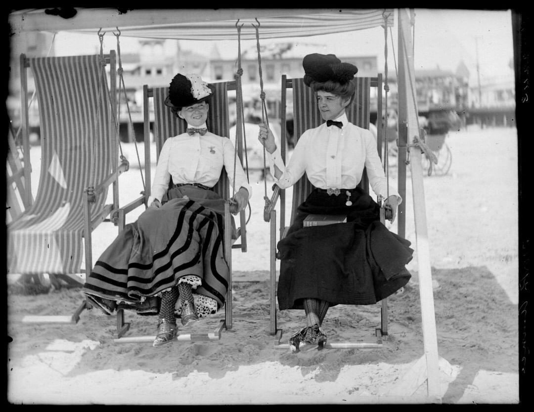 Женщины на пляже в Атлантик-Сити, ок. 1905. Фотограф Уильям Вандер Вейде