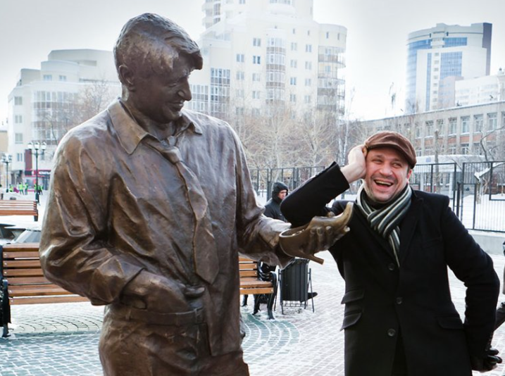 Виктор Логиков рядом с памятником Геннадию Букину