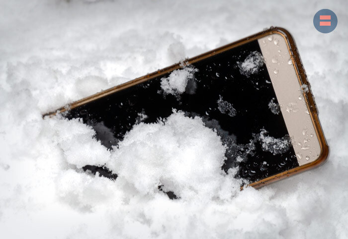 Смартфон упал в снег? Не беда!