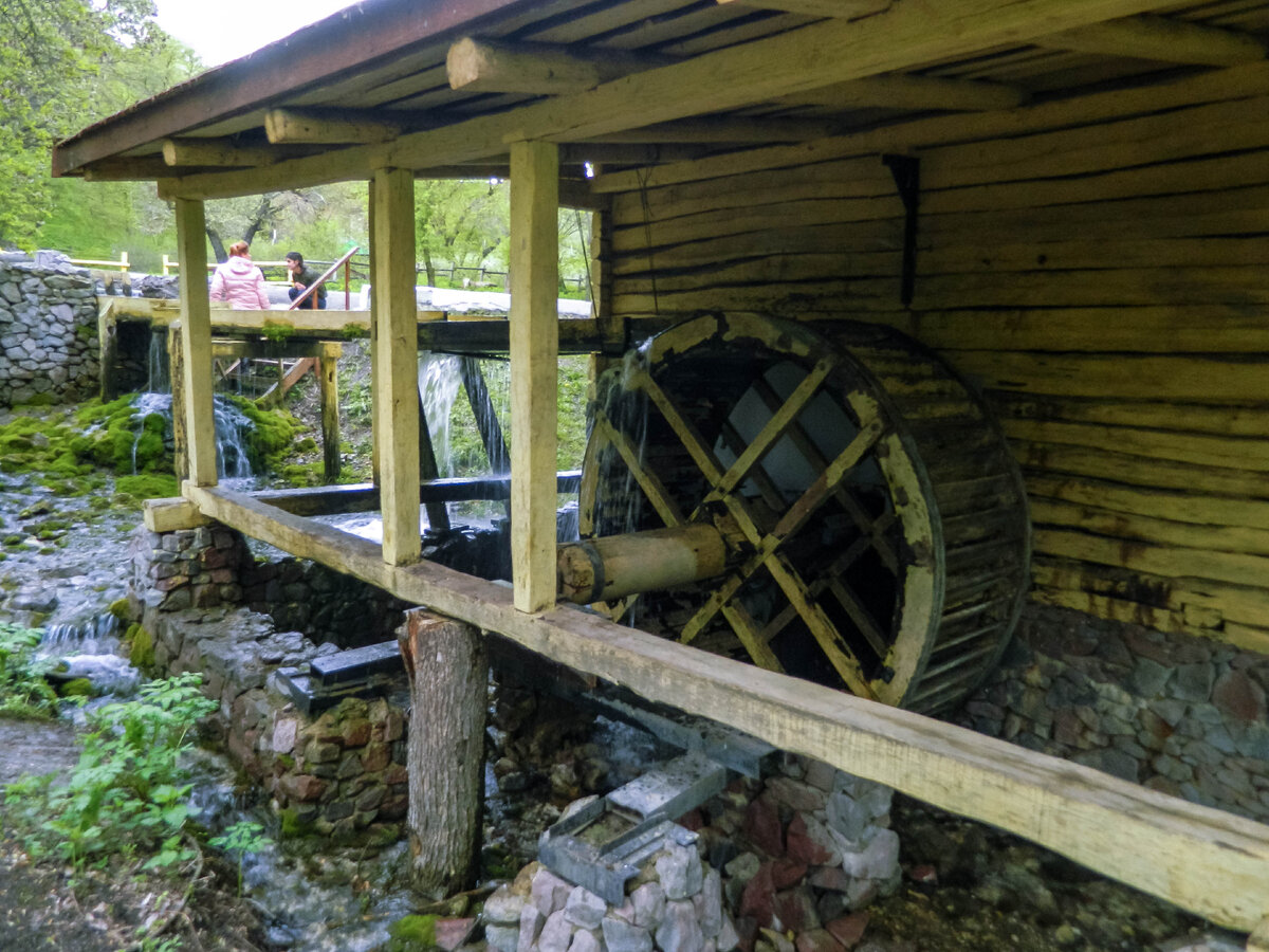 Территория большая и облагороженная,перед въездом есть стоянка. В 1989 году мельница была восстановлена и до сих пор принимает туристов. Родник "Колодежанский" - памятник природы, является самым крупным карстовым источником на правом берегу р. Дон,который находится неподалеку. До революции ей владел мещанин Ищенко.