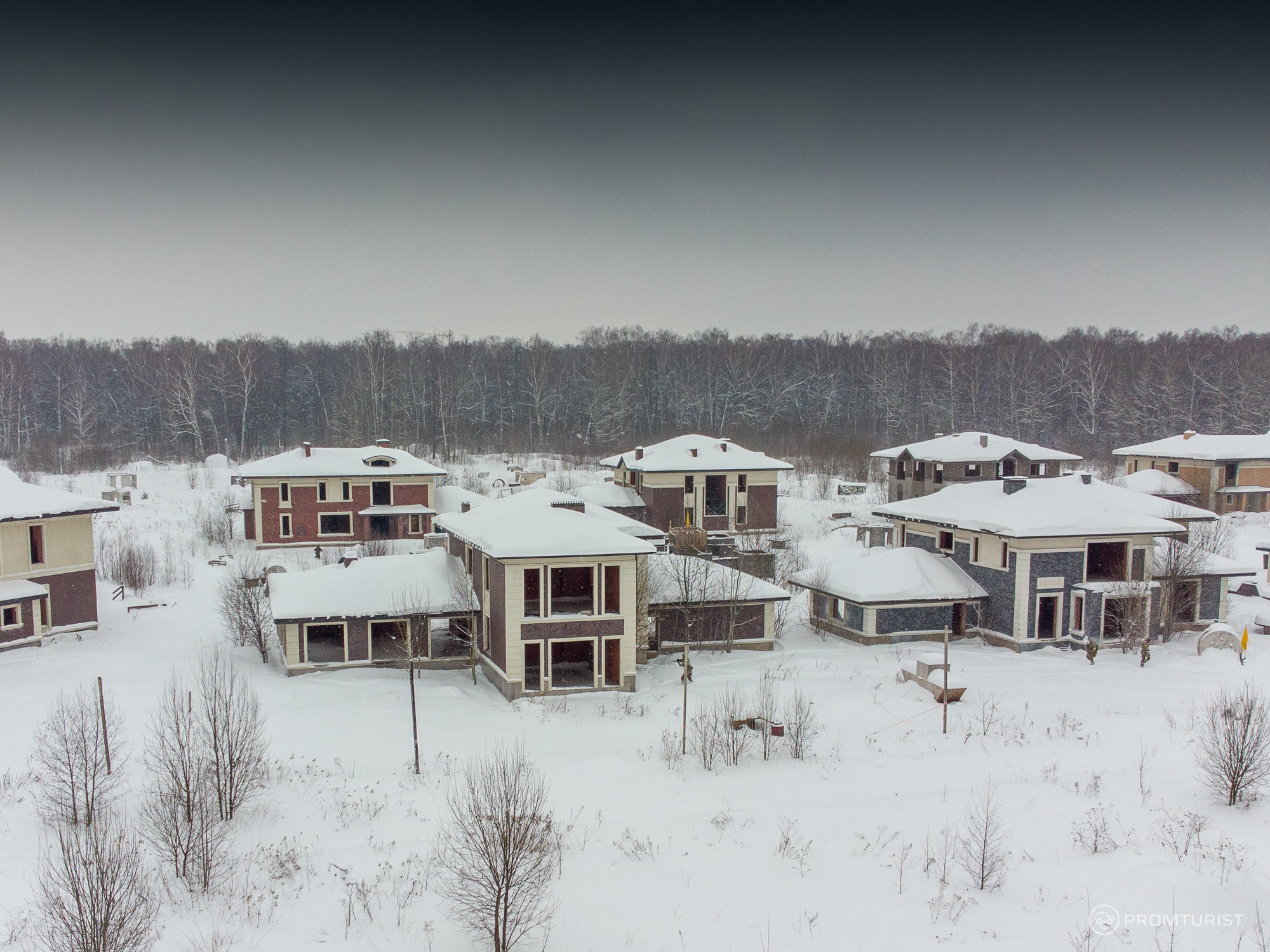 Посёлок брошенных, богато отделанных домов. Дома строили бандиты, а покупали их глупцы ???3