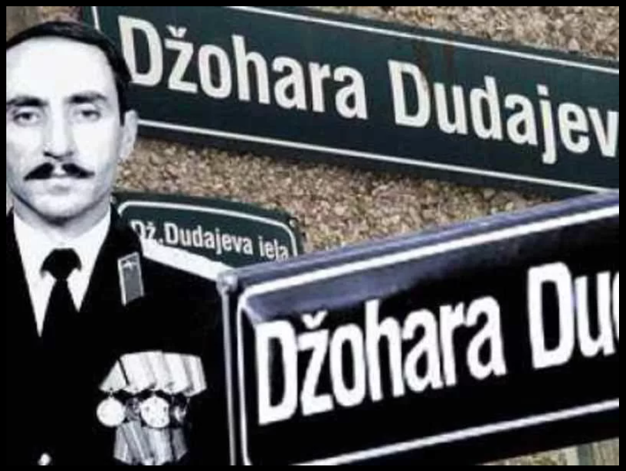 В 1990 году Джохар Дудаев находился в Прибалтике, где увидел народный митинг с требованием признания независимости от Советского Союза. Дудаев был очень впечатлён сепаратизму в республиках Прибалтике и спустя некоторое время подал в отставку, а после вернулся на Родину. За моральную поддержку независимости прибалтийские республики установили памятники Дудаеву и даже в честь него переименовали свои улицы (изображение взято из открытых источников)