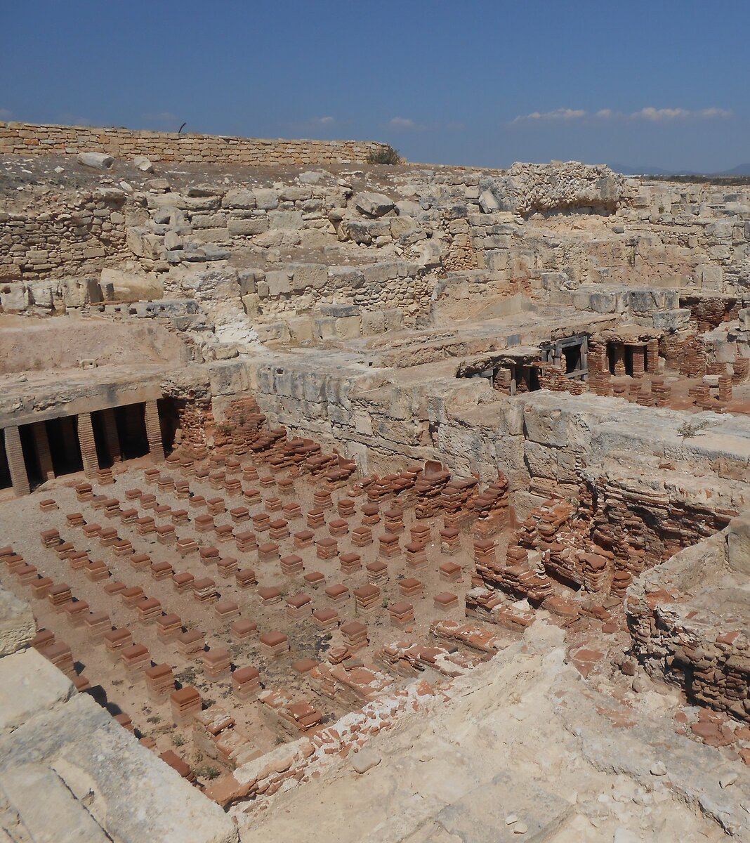 Остатки гипокауста среди руин в Курионе (Кипр).  Фото авт. 