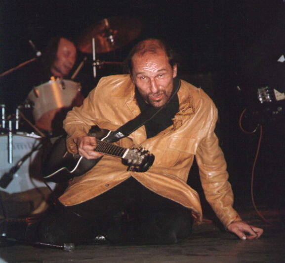 "Звуки Му" Петра Мамонова  соединила в своем творчестве музыкальный авангард и панк-рок с бытовым фольклором, лексикой прокуренных парадных и исконно русским скоморошничеством.