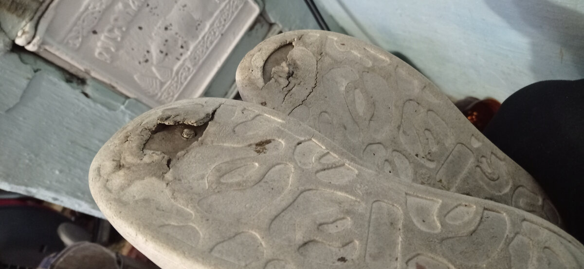 Далее, вытаскиваем стельки