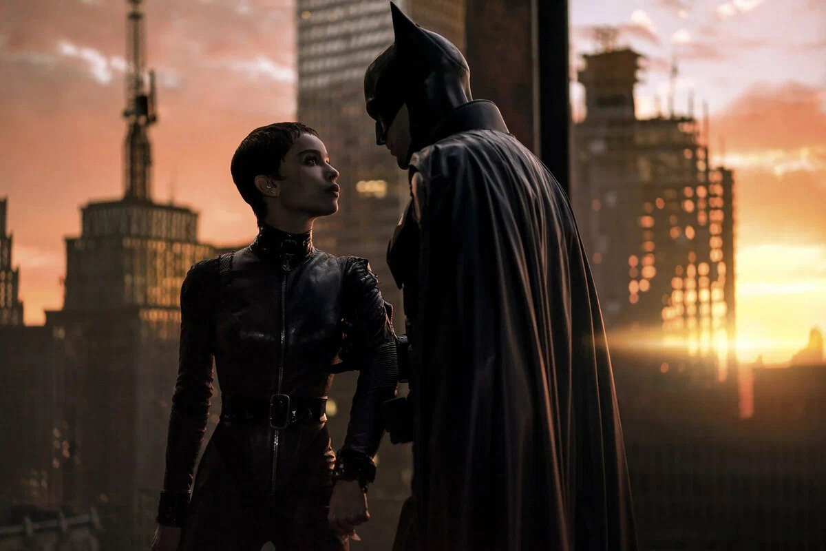 “Бэтмен” от Мэтта Ривза вышел весьма необычным кинокомиксом, однако именно он открывает новую Киновселенную для Warner Brothers. Мэтт Ривз уже анонсировал несколько сериалов-ответвлений от “Бэтмена”.-2