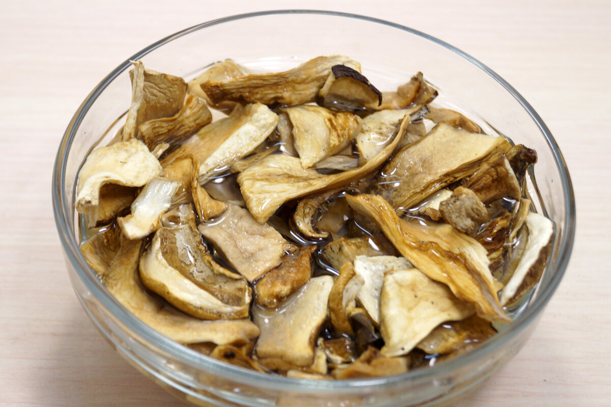 30 грамм сушеных белых грибов выложить в миску. Влить 200 миллилитров теплой воды и оставить на 30 минут.