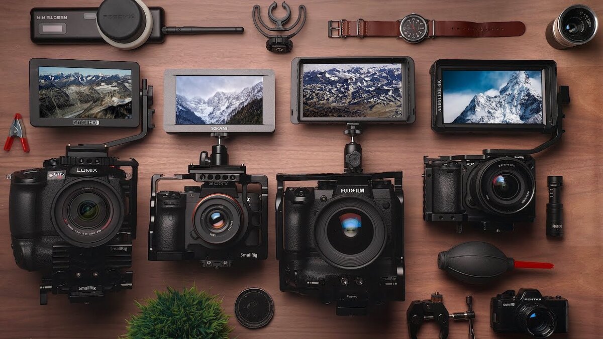 Накамерные мониторы бывают разных форм, расцветок и размеров. Однозначно стоит прикинуть, насколько сбалансировано он будет ощущаться на вашей камере. Фотография: dslrvideoshooter.com