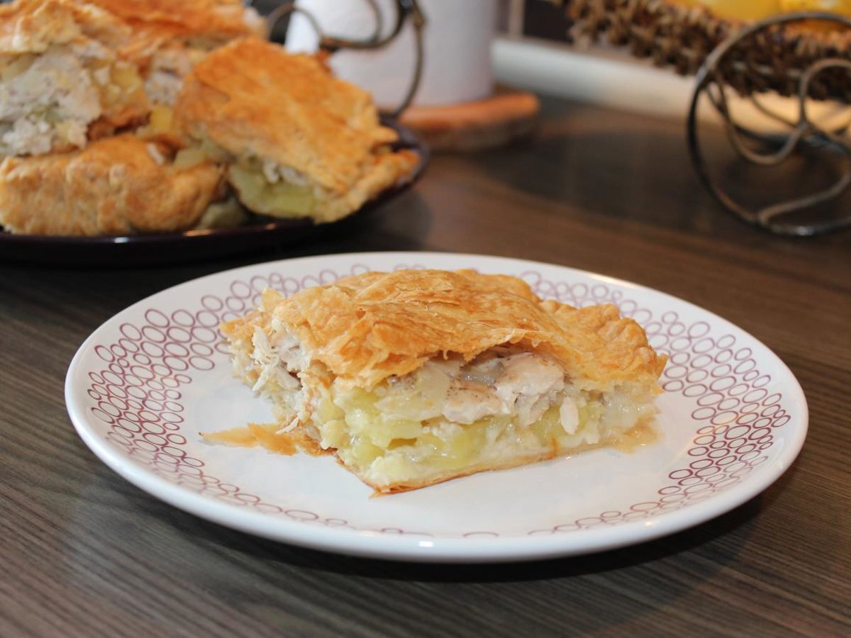 Пирог курник с картошкой из готового слоеного теста рецепт с фото пошагово