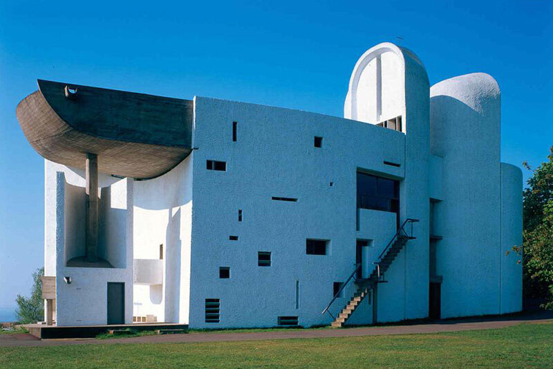 Фасад капеллы Роншан. источник: corbusier.totalarch.com