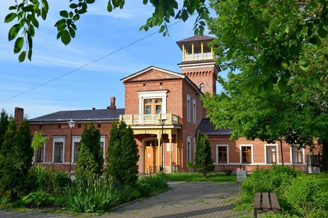 Таганрог пригород. Дом музей Чайковских в Таганроге. Мемориальный домик Чайковского Таганрог. Дом Чайковских. 1883. Таганрог. Усадьба Чайковского в Клину.