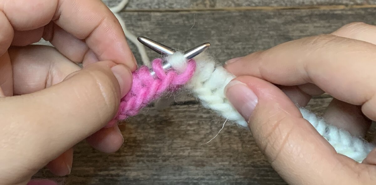 шаг 3. Перекиньте и сбросьте на промежуток между петлями с правой спицы петлю с левой спицы.