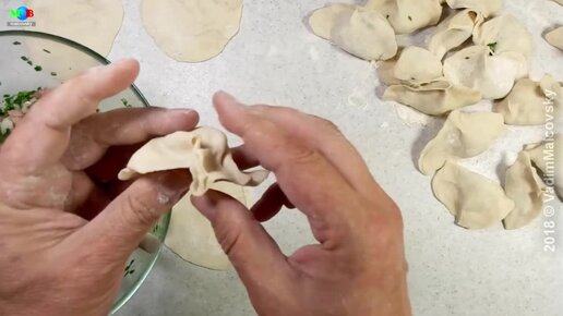 лайфхак для лепки пельменей. лайфхак для лепки пельменей. красивая лепка пельменей и вареников. лайфхак как лепить пельмени. фигурная лепка вареников.
