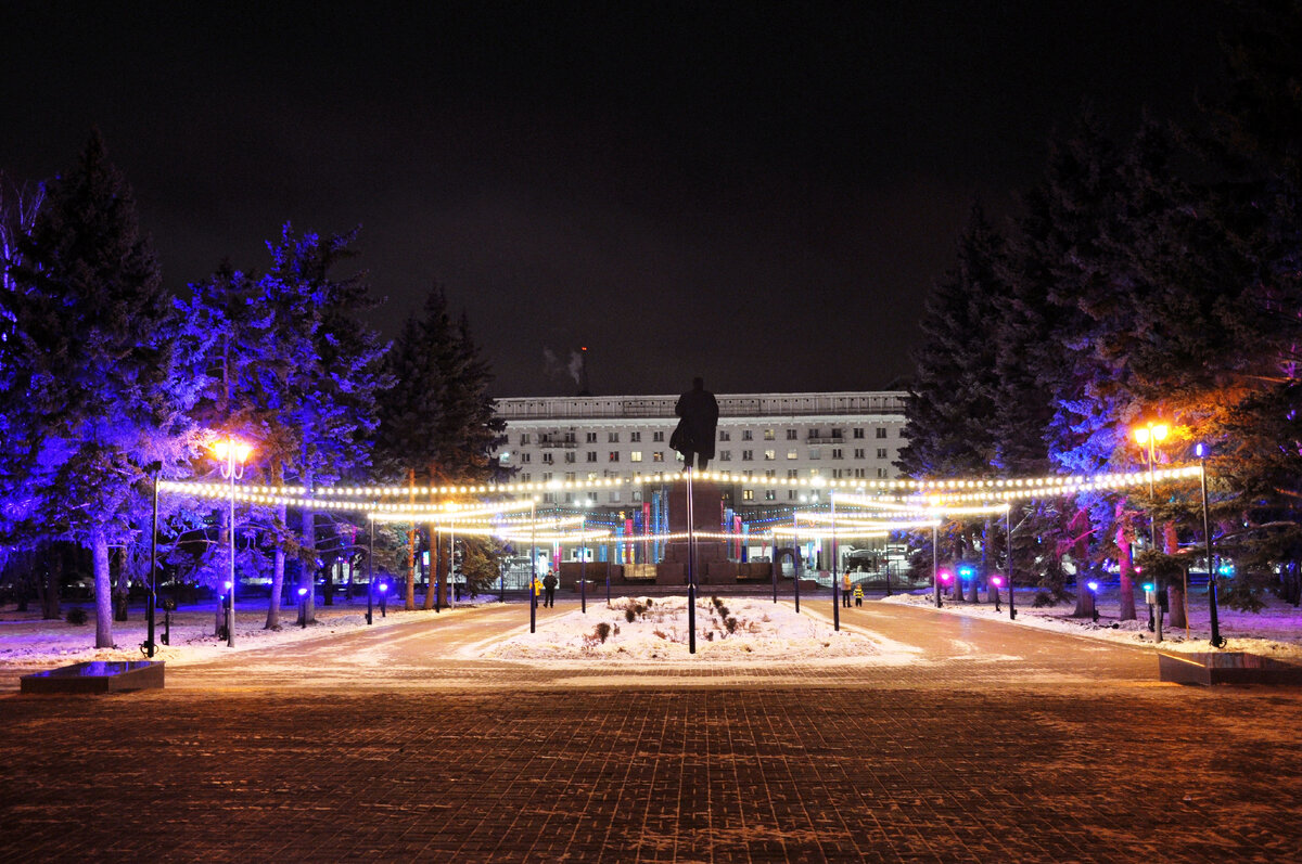 Центральная площадь Челябинска. Вид сзади.