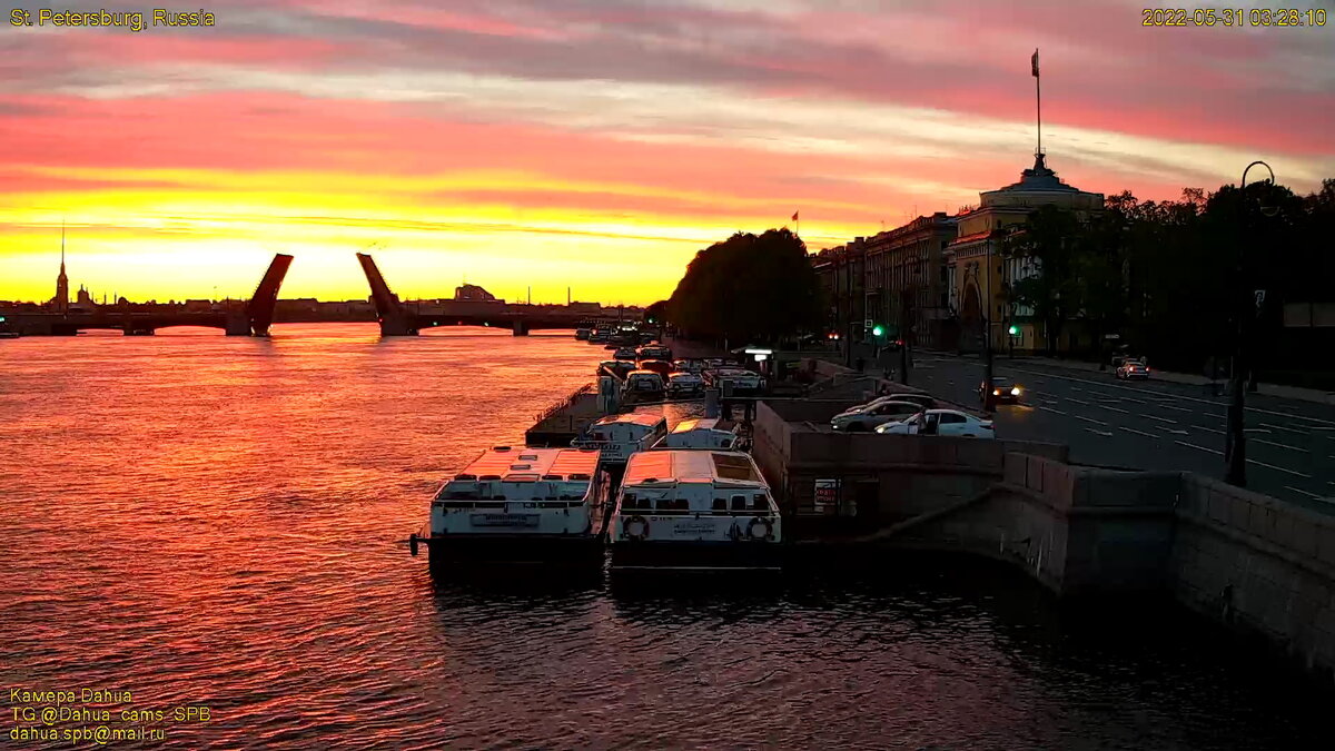 Разведенный Дворцовый мост на рассвете.