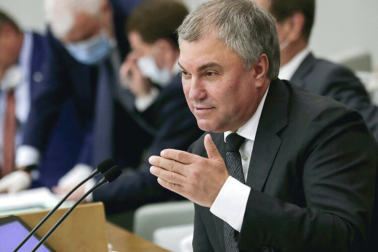 Вячеслав Володин сегодня объявил о подготовке законопроекта о запрете размещения рекламных вывесок на иностранных языках. Детали законопроекта и сроки его реализации спикер Госдумы не уточнил. Фото: duma.gov.ru