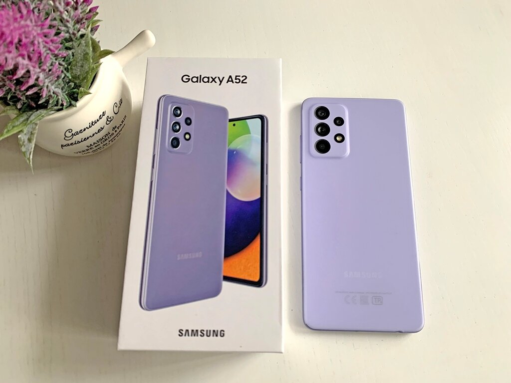 Задняя крышка смартфона и коробка Samsung Galaxy A52