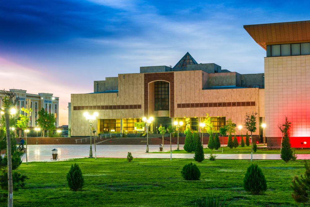 «Лувр в пустыне» — Государственный музей искусств Республики Каракалпакстан им. И. В. Савицкого в Нукусе.