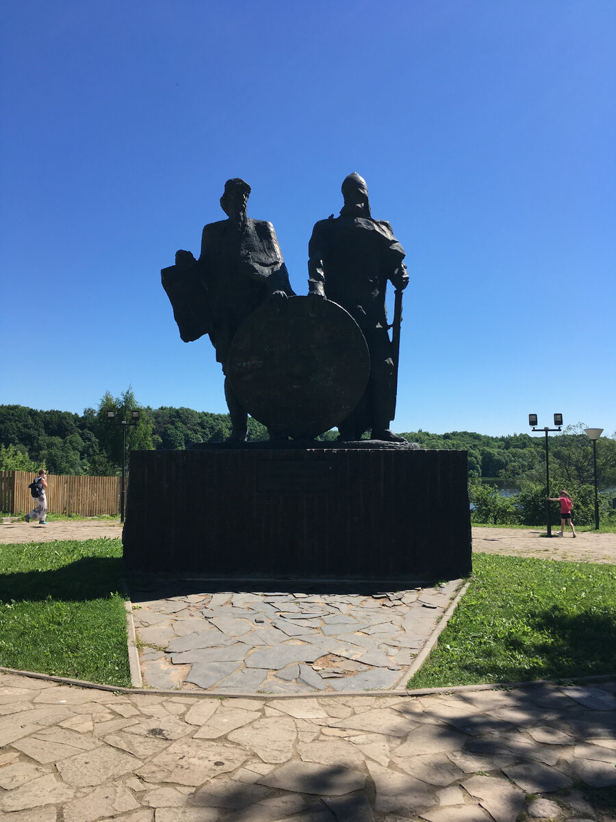 Памятник князьям Рюрику и Олегу