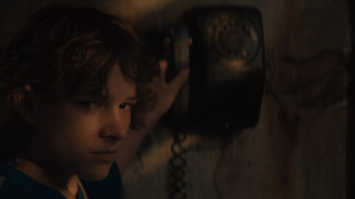 Кадр из фильма «Чёрный телефон»