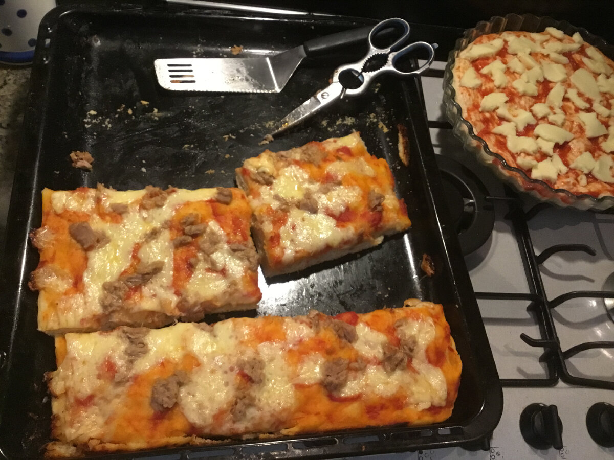 Пицца ал транчо из обычной муки — тоже оригинальный итальянский рецепт, а готовится намного проще, чем другие виды.