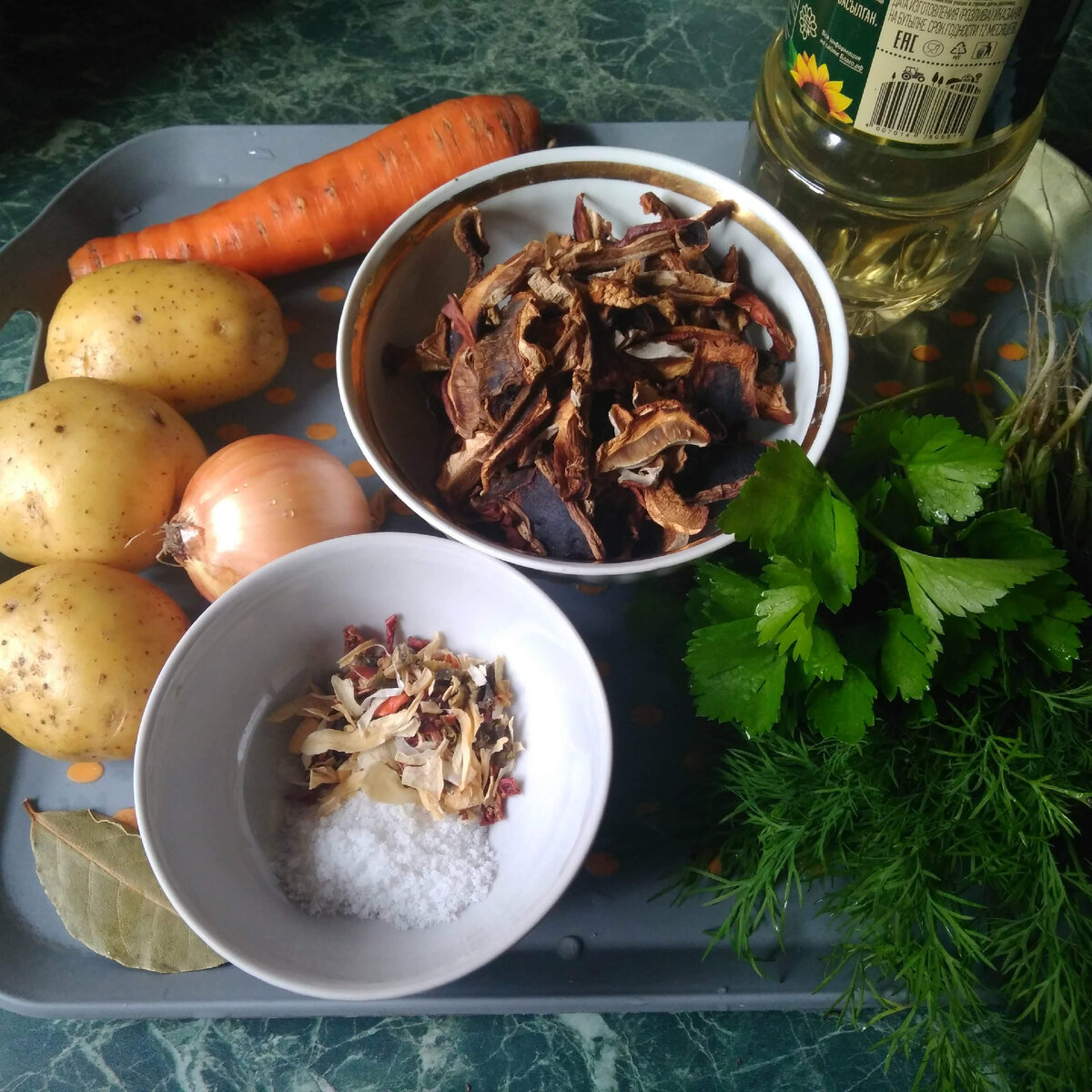 Для насыщенного вкуса, я использую готовую смесь сушёных овощей для супа: лук, морковь, сельдерей, чеснок. 