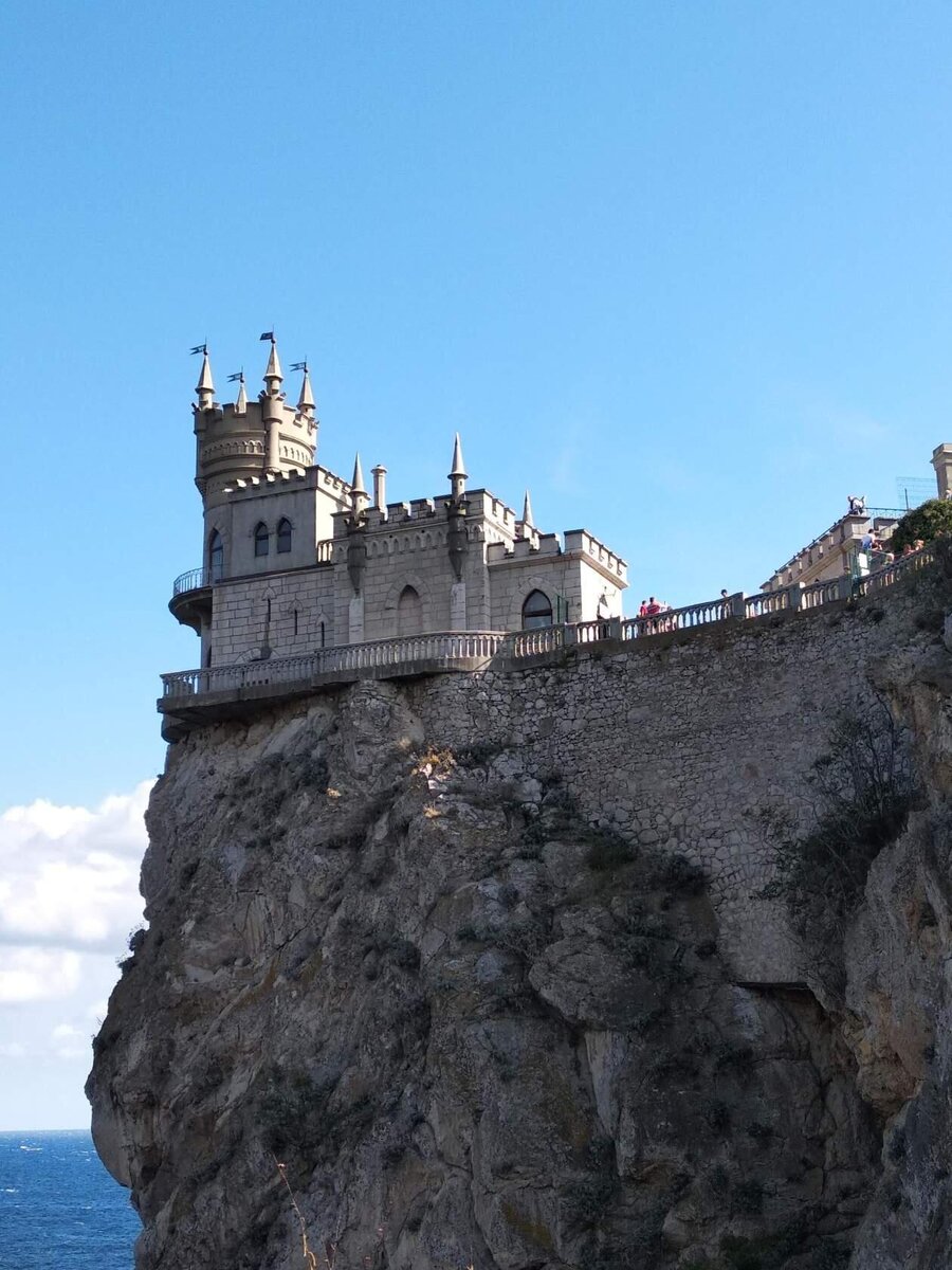 Было как-то, увидела Ласточкино гнездо на картинке и пропала! Несколько лет вынашивала мысль съездить туда, и только после присоединения Крыма к РФ наконец-то исполнила свою мечту! Красивее и сильнее места я не встречала. Это мое место Силы, как оказалось. Никогда и нигде не получала такого заряда энергии как в этом месте. Невероятная мощь и красота! Аж шерсть во всех местах зашевелилась :))