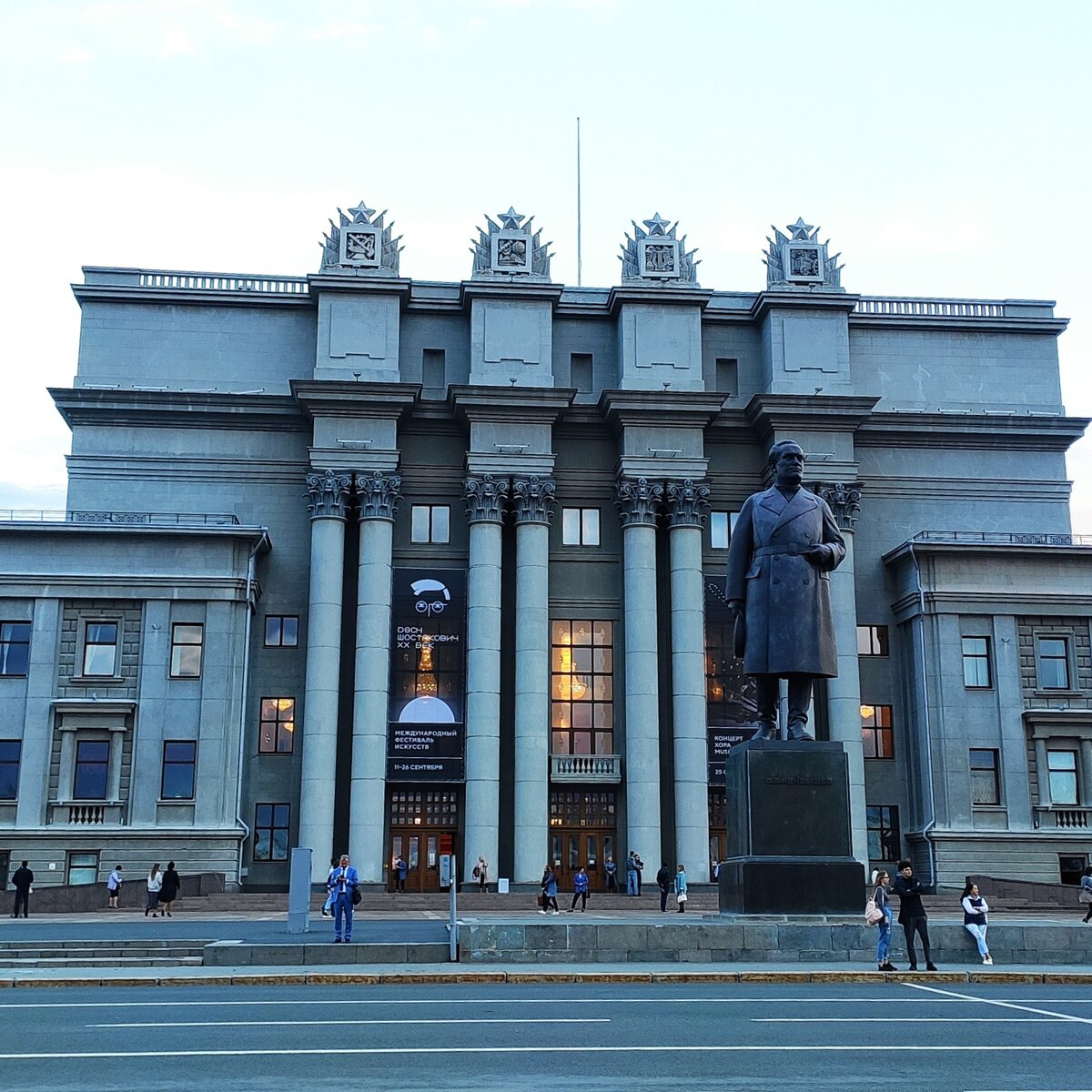 Памятник Куйбышеву на площади Куйбышева у Театра оперы и балета