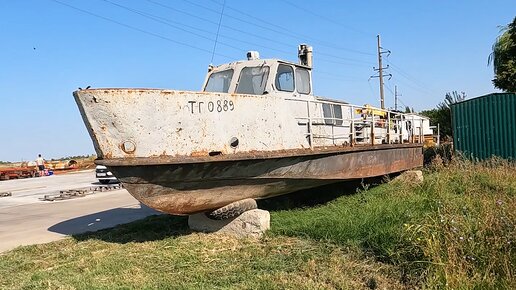 Нашёл брошенный катер 🛥КС-100. Залез посмотрел, что внутри. А там РУЛЬ как в машине и двигатель на месте