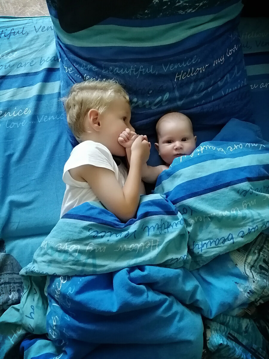 Утренние валяния. Обязательно после пробуждения мы с детьми некоторое время проводим втроём в моей постели - обнимаемся, целуем друг друга, разговариваем про сны и звоним бабушке в другой город, чтобы пожелать ей доброго утра. 