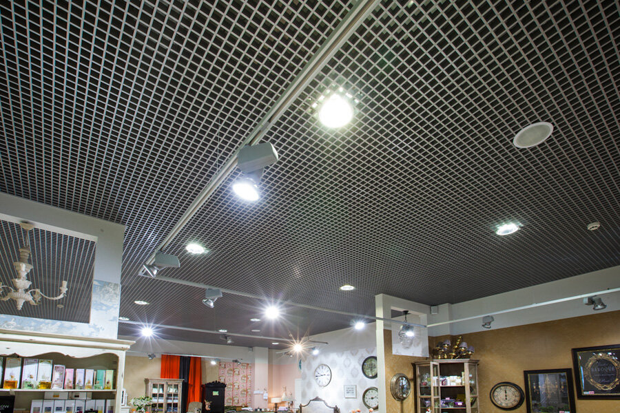 светильник pelin pix для грильято 100х100. потолок для торгового зала. потолки в трц. декор потолка в магазине. потолки в магазинах фото.