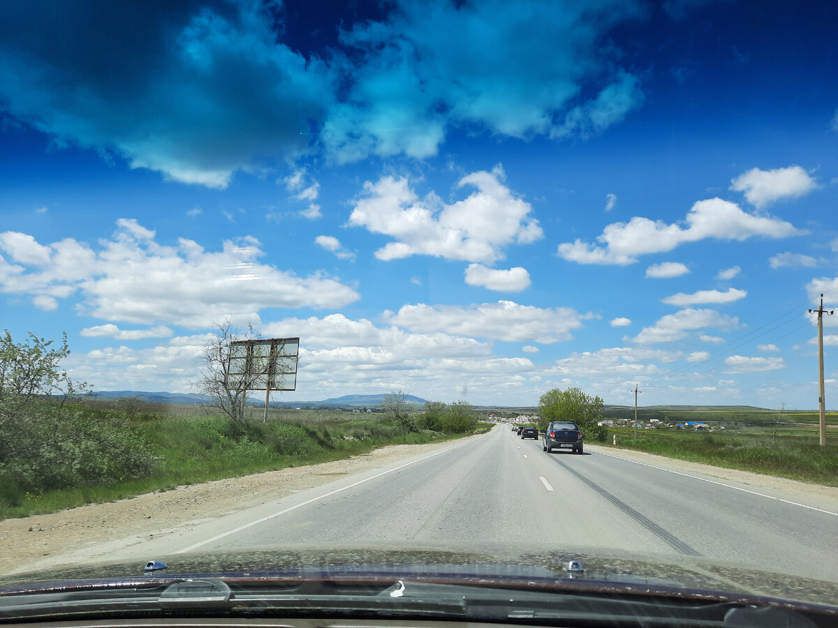 Дорога на Старый Крым.  Вдали гора Агармыш. 