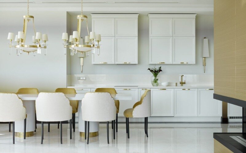 Вид на кухню и зону столовой. Обеденный стол от Any-Home.