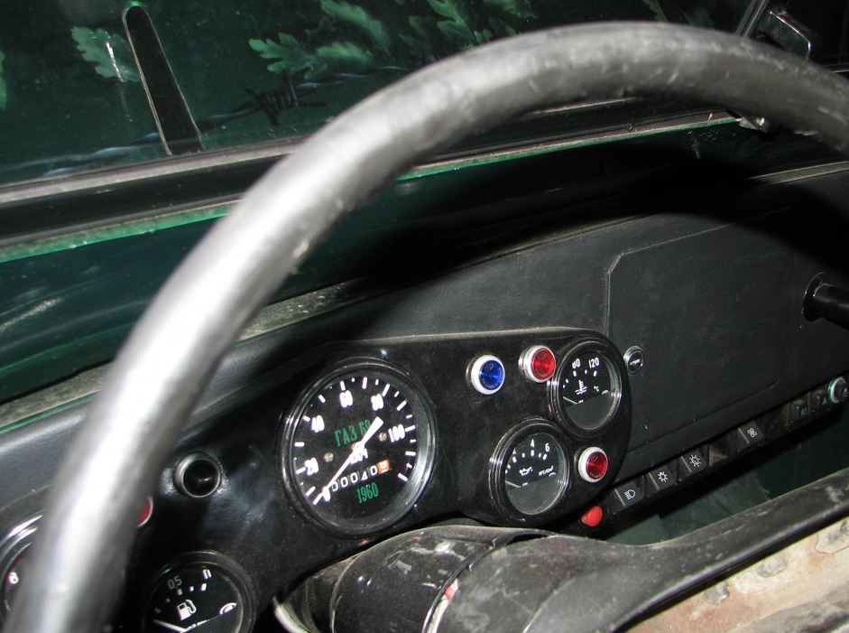 (приборная панель ГАЗ-69, выглядит добротно, владелец решил добавить логотип и год выпуска автомобиля)