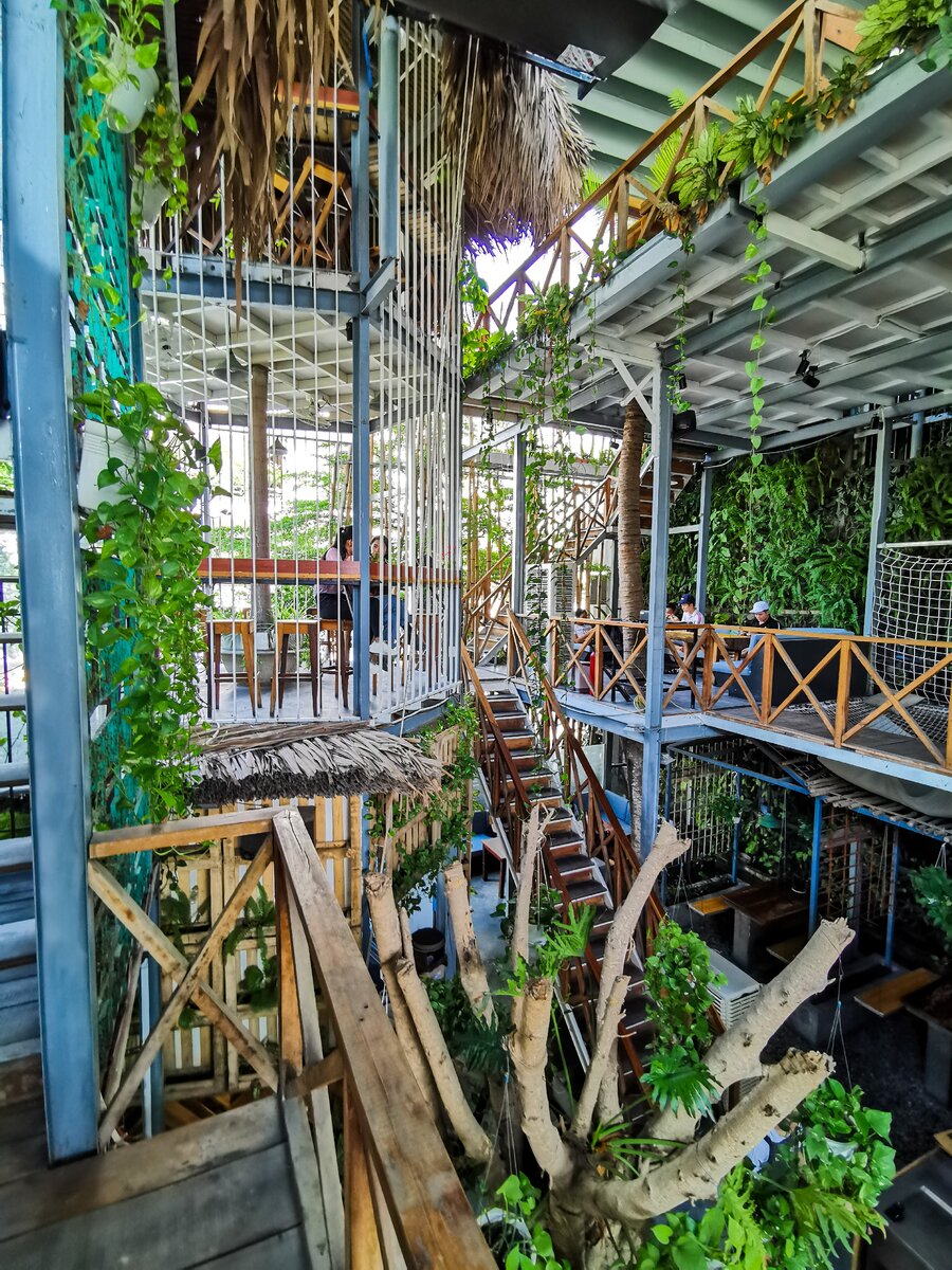 Внутри кафе.