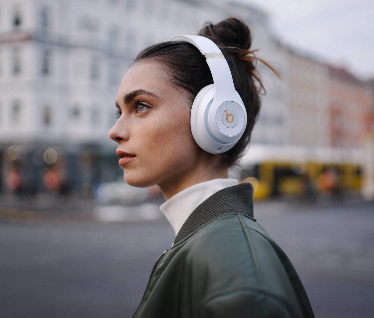 Наушники отключают музыку. Наушники Bluetooth Beats studio3 Wireless. Beats Studio 3 Wireless на голове. Девушка в наушниках Beats studio3 Wireless Headphones. Beats Studio 3 Black.