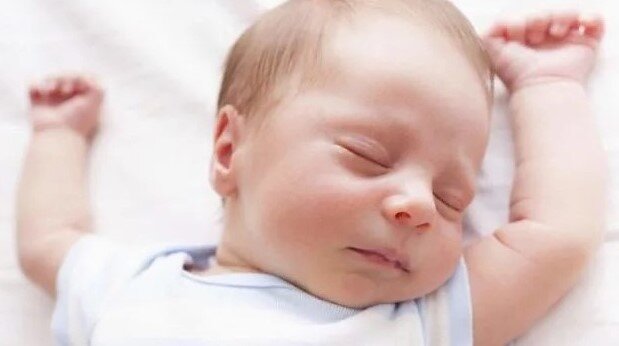 Малыш дергается во сне: опасно ли это