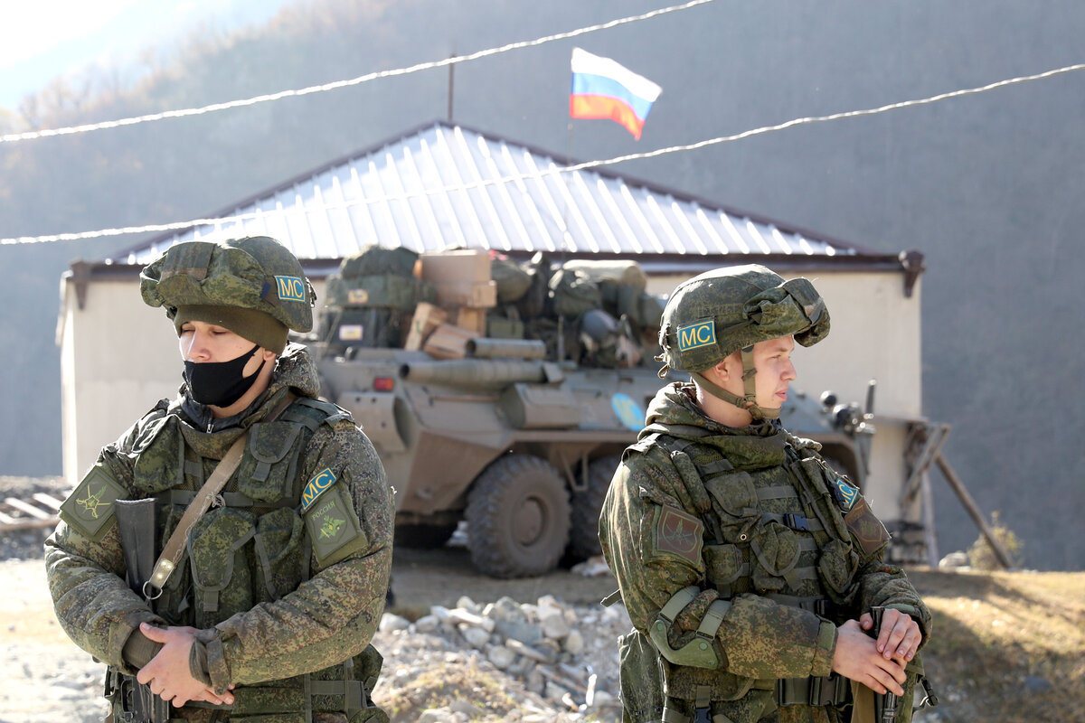 Российские миротворцы у армянского монастыря Дадиванка. - Фото: АЛЕКСАНДР РЮМИН/ТАСС