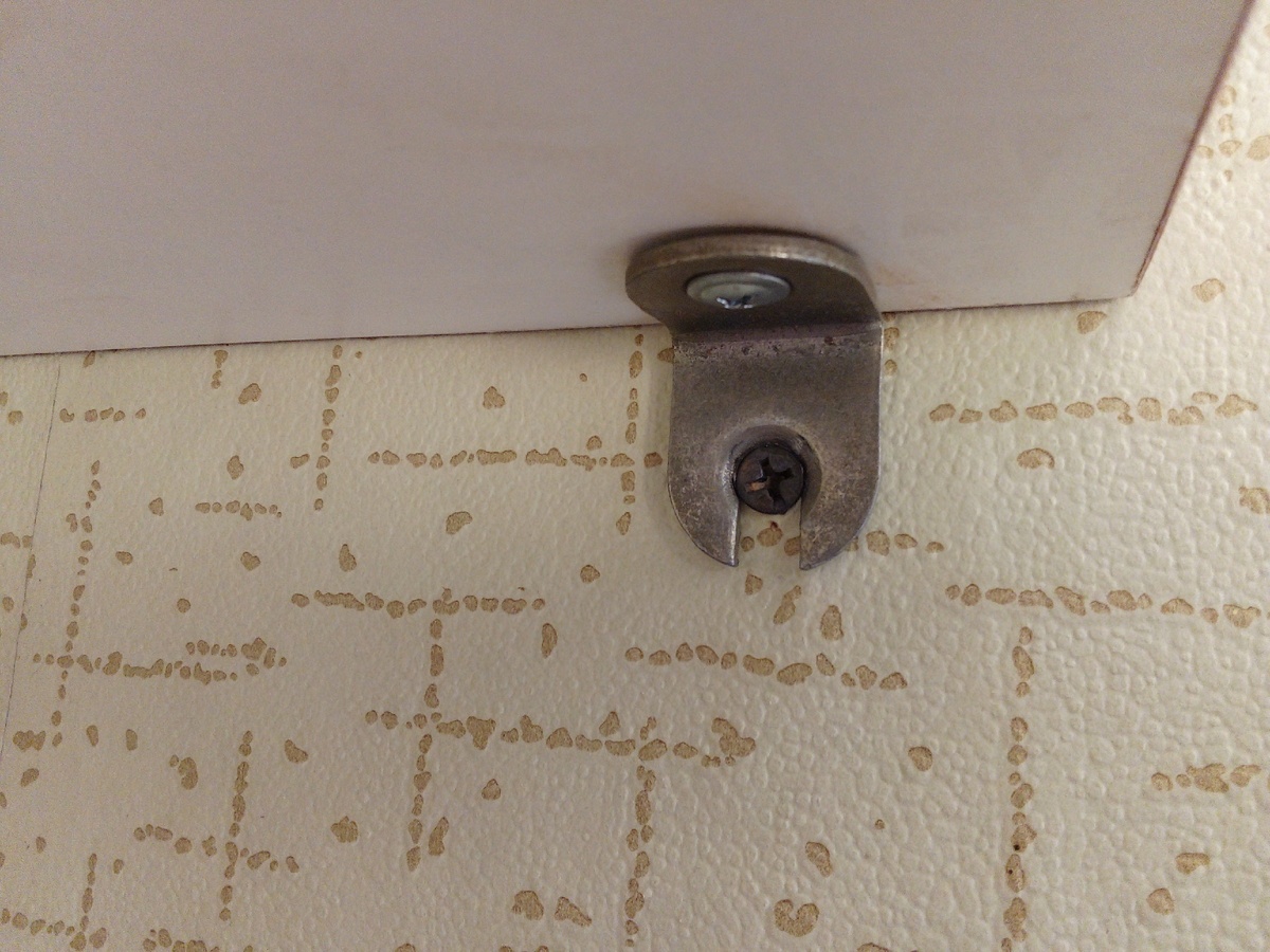 прорезь на уголке внизу.