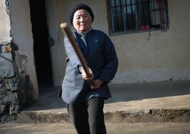 Женщина с дубинкой (фото из Интернета)